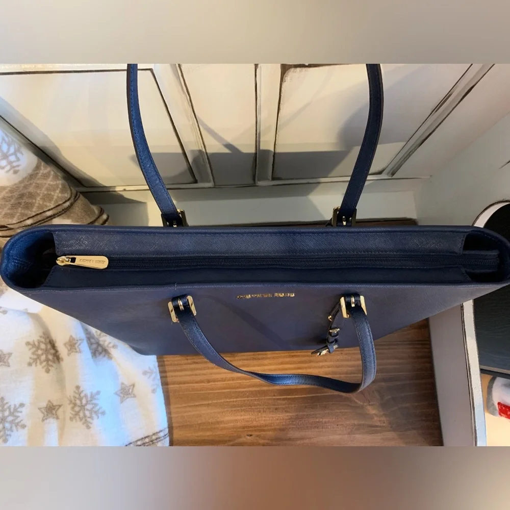 MICHAEL Michael Kors Jet Set Travel Top - Picture 7 of 16